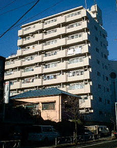 マンション外壁の改修後。アイボリーに塗り替えた外壁