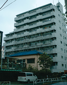 マンション外壁の改修前。白い外壁